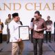 Anggota DPRD Kabupaten Serang Ahmad Muhibbin menerima Ekbispar Award 2026 di Aston Serang atas gagasannya mendorong program puskesmas terapung untuk meningkatkan layanan kesehatan masyarakat kepulauan.