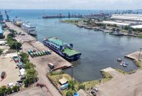 Logistik tertib menuju kapal penyeberangan di Pelabuhan Ciwandan saat arus mudik Lebaran 2026.