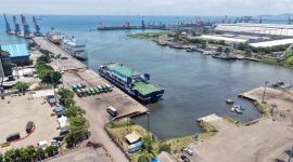 Logistik tertib menuju kapal penyeberangan di Pelabuhan Ciwandan saat arus mudik Lebaran 2026.