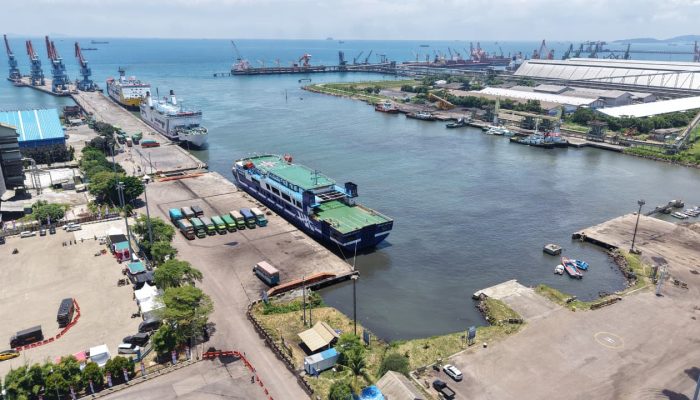 Logistik tertib menuju kapal penyeberangan di Pelabuhan Ciwandan saat arus mudik Lebaran 2026.
