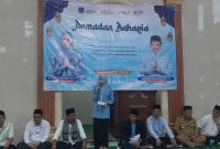 Bupati Serang Ratu Zakiyah menyerahkan bantuan sosial dan santunan kepada warga pada penutupan Safari Ramadan di Masjid Jami’ Al-Barokah, Senin, 16 Maret 2026