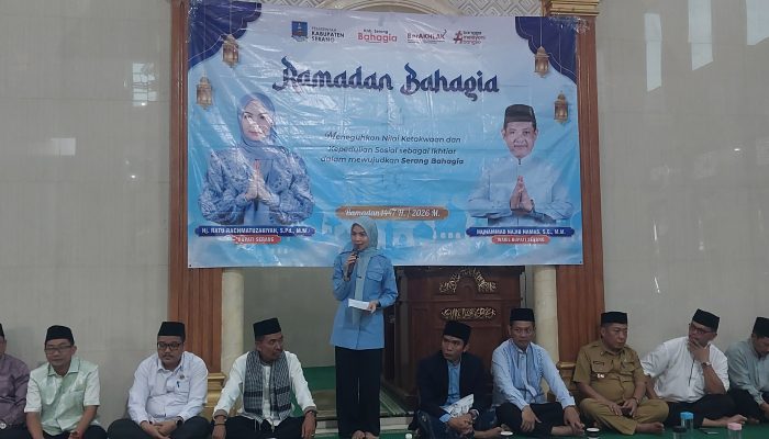 Bupati Serang Ratu Zakiyah menyerahkan bantuan sosial dan santunan kepada warga pada penutupan Safari Ramadan di Masjid Jami’ Al-Barokah, Senin, 16 Maret 2026