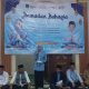 Bupati Serang Ratu Zakiyah menyerahkan bantuan sosial dan santunan kepada warga pada penutupan Safari Ramadan di Masjid Jami’ Al-Barokah, Senin, 16 Maret 2026