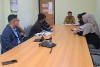 Buruh bersama kuasa hukum menjalani mediasi di Kantor Disnaker Kabupaten Serang terkait dugaan PHK usai protes THR.