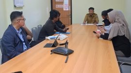 Buruh bersama kuasa hukum menjalani mediasi di Kantor Disnaker Kabupaten Serang terkait dugaan PHK usai protes THR.
