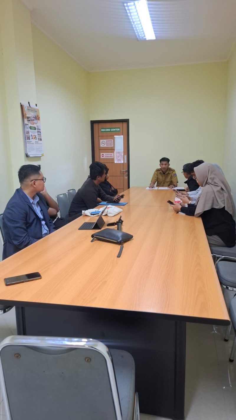 Buruh bersama kuasa hukum menjalani mediasi di Kantor Disnaker Kabupaten Serang terkait dugaan PHK usai protes THR.