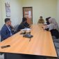 Buruh bersama kuasa hukum menjalani mediasi di Kantor Disnaker Kabupaten Serang terkait dugaan PHK usai protes THR.