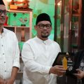 Dekan Fakultas Syariah UIN Sultan Maulana Hasanuddin Banten bersama jajaran Bawaslu Provinsi Banten saat penandatanganan MoA penguatan riset kepemiluan di Kantor Bawaslu Banten, Kota Serang, Senin, 2 Maret 2026