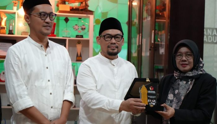 Dekan Fakultas Syariah UIN Sultan Maulana Hasanuddin Banten bersama jajaran Bawaslu Provinsi Banten saat penandatanganan MoA penguatan riset kepemiluan di Kantor Bawaslu Banten, Kota Serang, Senin, 2 Maret 2026