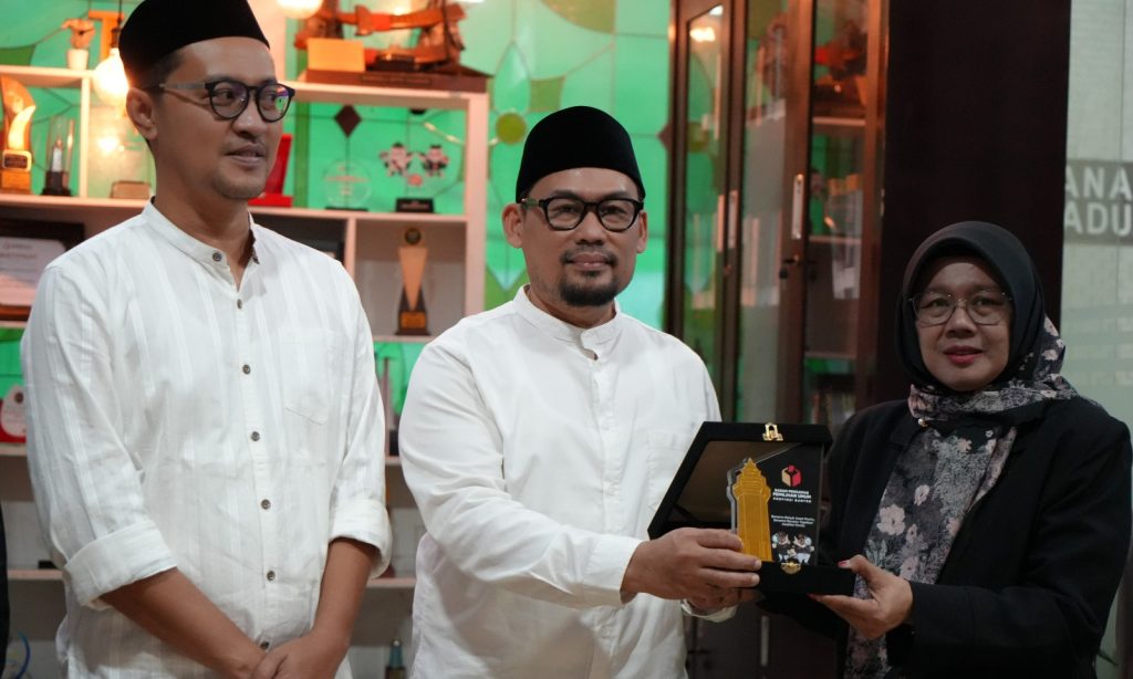 Dekan Fakultas Syariah UIN Sultan Maulana Hasanuddin Banten bersama jajaran Bawaslu Provinsi Banten saat penandatanganan MoA penguatan riset kepemiluan di Kantor Bawaslu Banten, Kota Serang, Senin, 2 Maret 2026