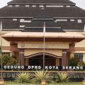 Gambar gedung DPRD Kota Serang yang didemo terkait dugaan kekerasan seksual dan pembahasan program Makan Bergizi Gratis