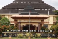 Gambar gedung DPRD Kota Serang yang didemo terkait dugaan kekerasan seksual dan pembahasan program Makan Bergizi Gratis