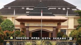Gambar gedung DPRD Kota Serang yang didemo terkait dugaan kekerasan seksual dan pembahasan program Makan Bergizi Gratis