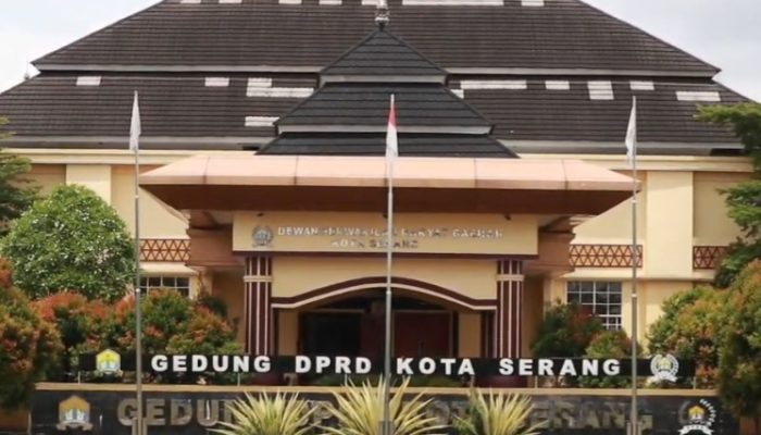 Gambar gedung DPRD Kota Serang yang didemo terkait dugaan kekerasan seksual dan pembahasan program Makan Bergizi Gratis