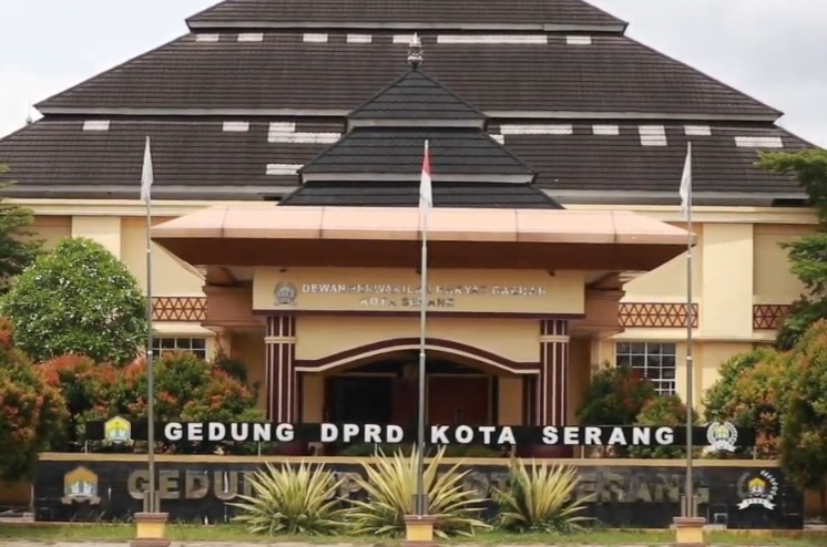 Gambar gedung DPRD Kota Serang yang didemo terkait dugaan kekerasan seksual dan pembahasan program Makan Bergizi Gratis