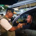 Gubernur Banten Andra Soni menyapa pemudik saat melakukan peninjauan langsung di Pelabuhan Merak, Kota Cilegon, pada malam hari, Kamis, 19 Maret 2026