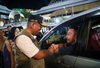 Gubernur Banten Andra Soni menyapa pemudik saat melakukan peninjauan langsung di Pelabuhan Merak, Kota Cilegon, pada malam hari, Kamis, 19 Maret 2026