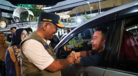 Gubernur Banten Andra Soni menyapa pemudik saat melakukan peninjauan langsung di Pelabuhan Merak, Kota Cilegon, pada malam hari, Kamis, 19 Maret 2026