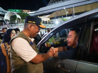 Gubernur Banten Andra Soni menyapa pemudik saat melakukan peninjauan langsung di Pelabuhan Merak, Kota Cilegon, pada malam hari, Kamis, 19 Maret 2026