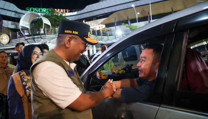 Gubernur Banten Andra Soni menyapa pemudik saat melakukan peninjauan langsung di Pelabuhan Merak, Kota Cilegon, pada malam hari, Kamis, 19 Maret 2026