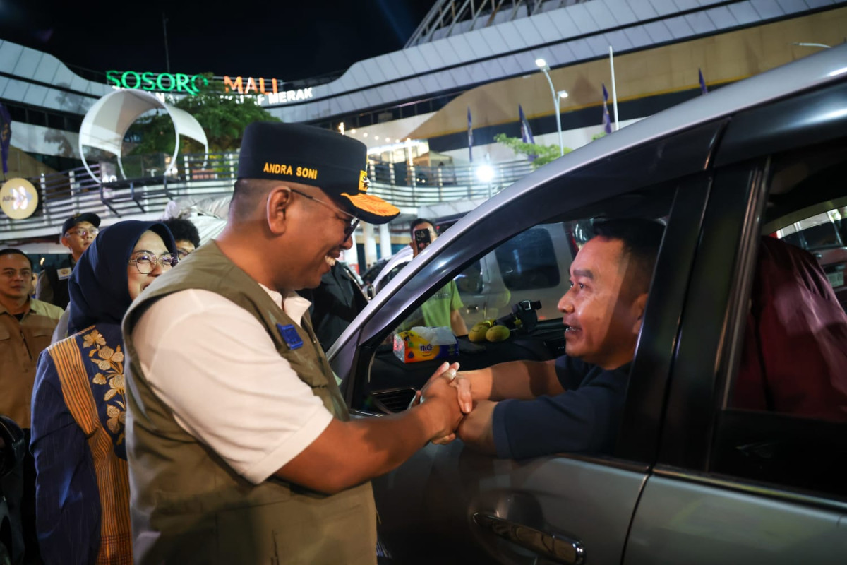 Gubernur Banten Andra Soni menyapa pemudik saat melakukan peninjauan langsung di Pelabuhan Merak, Kota Cilegon, pada malam hari, Kamis, 19 Maret 2026
