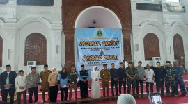 Gubernur Banten Andra Soni menunaikan zakat melalui Baznas Provinsi Banten dalam acara Gebyar Zakat 2026 di Masjid Raya Al-Bantani, Kota Serang, Selasa, 10 Maret 2026