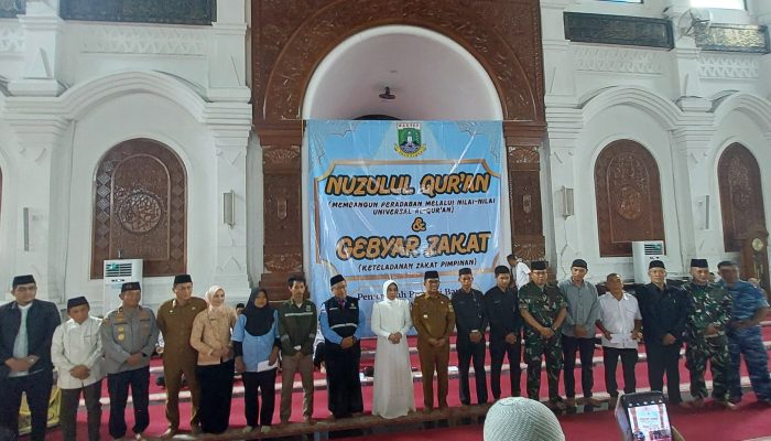 Gubernur Banten Andra Soni menunaikan zakat melalui Baznas Provinsi Banten dalam acara Gebyar Zakat 2026 di Masjid Raya Al-Bantani, Kota Serang, Selasa, 10 Maret 2026