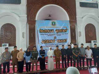Gubernur Banten Andra Soni menunaikan zakat melalui Baznas Provinsi Banten dalam acara Gebyar Zakat 2026 di Masjid Raya Al-Bantani, Kota Serang, Selasa, 10 Maret 2026