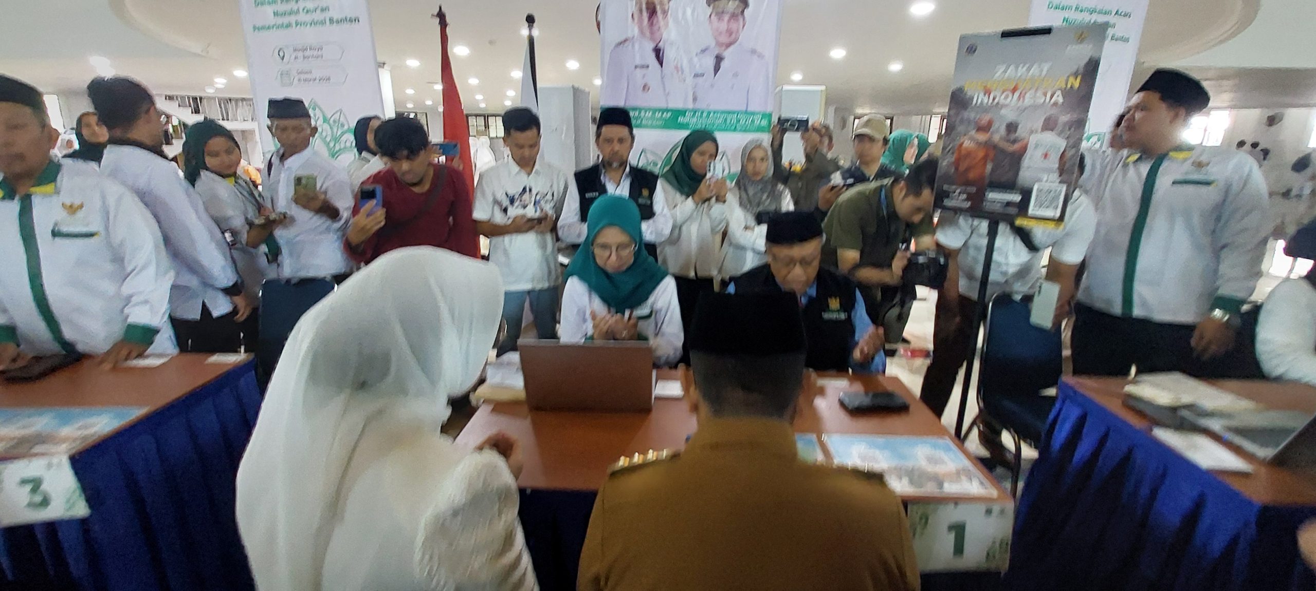Gubernur Banten Andra Soni menunaikan zakat melalui Baznas Provinsi Banten dalam acara Gebyar Zakat 2026 di Masjid Raya Al-Bantani, Kota Serang, Selasa, 10 Maret 2026