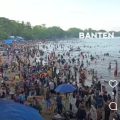 Kepadatan kendaraan menuju kawasan wisata Anyer saat libur panjang, petugas terapkan sistem buka tutup di sejumlah titik rawan macet.