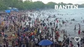 Kepadatan kendaraan menuju kawasan wisata Anyer saat libur panjang, petugas terapkan sistem buka tutup di sejumlah titik rawan macet.