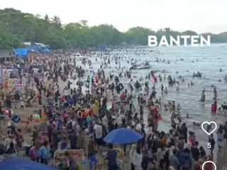 Kepadatan kendaraan menuju kawasan wisata Anyer saat libur panjang, petugas terapkan sistem buka tutup di sejumlah titik rawan macet.