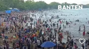 Kepadatan kendaraan menuju kawasan wisata Anyer saat libur panjang, petugas terapkan sistem buka tutup di sejumlah titik rawan macet.