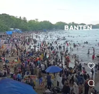 Kepadatan kendaraan menuju kawasan wisata Anyer saat libur panjang, petugas terapkan sistem buka tutup di sejumlah titik rawan macet.
