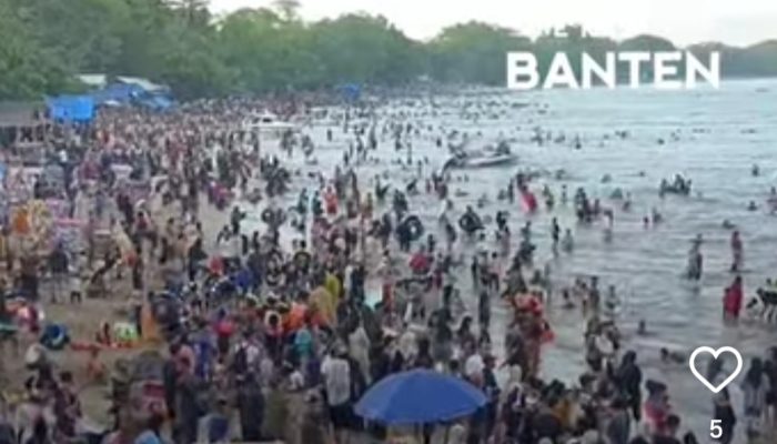 Kepadatan kendaraan menuju kawasan wisata Anyer saat libur panjang, petugas terapkan sistem buka tutup di sejumlah titik rawan macet.