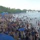 Kepadatan kendaraan menuju kawasan wisata Anyer saat libur panjang, petugas terapkan sistem buka tutup di sejumlah titik rawan macet.