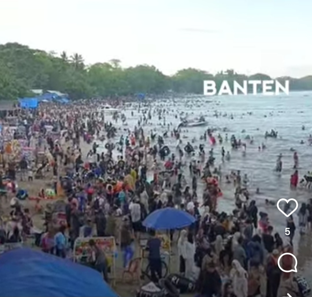 Kepadatan kendaraan menuju kawasan wisata Anyer saat libur panjang, petugas terapkan sistem buka tutup di sejumlah titik rawan macet.