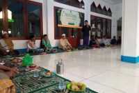 Ketua DPD BIWALI Kabupaten Lebak bersama pengurus DKM Masjid Al Ikhlas dan tokoh masyarakat saat menyerahkan santunan kepada anak yatim dan duafa di Desa Nameng, Rangkasbitung, Lebak, Rabu, 19 Maret 2026