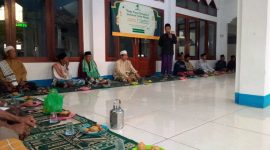 Ketua DPD BIWALI Kabupaten Lebak bersama pengurus DKM Masjid Al Ikhlas dan tokoh masyarakat saat menyerahkan santunan kepada anak yatim dan duafa di Desa Nameng, Rangkasbitung, Lebak, Rabu, 19 Maret 2026