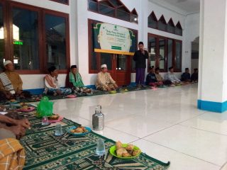 Ketua DPD BIWALI Kabupaten Lebak bersama pengurus DKM Masjid Al Ikhlas dan tokoh masyarakat saat menyerahkan santunan kepada anak yatim dan duafa di Desa Nameng, Rangkasbitung, Lebak, Rabu, 19 Maret 2026