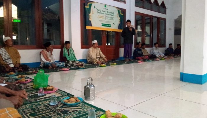 Ketua DPD BIWALI Kabupaten Lebak bersama pengurus DKM Masjid Al Ikhlas dan tokoh masyarakat saat menyerahkan santunan kepada anak yatim dan duafa di Desa Nameng, Rangkasbitung, Lebak, Rabu, 19 Maret 2026