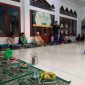 Ketua DPD BIWALI Kabupaten Lebak bersama pengurus DKM Masjid Al Ikhlas dan tokoh masyarakat saat menyerahkan santunan kepada anak yatim dan duafa di Desa Nameng, Rangkasbitung, Lebak, Rabu, 19 Maret 2026