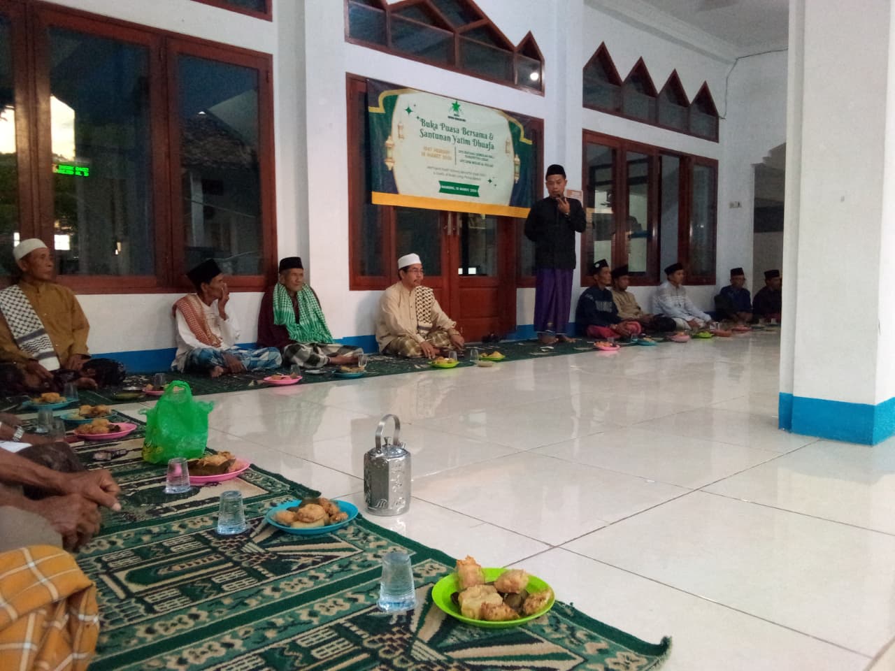 Ketua DPD BIWALI Kabupaten Lebak bersama pengurus DKM Masjid Al Ikhlas dan tokoh masyarakat saat menyerahkan santunan kepada anak yatim dan duafa di Desa Nameng, Rangkasbitung, Lebak, Rabu, 19 Maret 2026