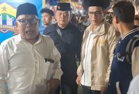 Ketua FKUB Kota Serang KH Matin Syarkowi saat meninjau aktivitas pedagang dan pembeli di Pasar Jedogan, kawasan Royal Baroe, Jumat, 20 Maret 2026