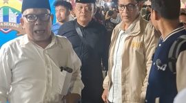 Ketua FKUB Kota Serang KH Matin Syarkowi saat meninjau aktivitas pedagang dan pembeli di Pasar Jedogan, kawasan Royal Baroe, Jumat, 20 Maret 2026