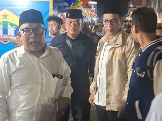 Ketua FKUB Kota Serang KH Matin Syarkowi saat meninjau aktivitas pedagang dan pembeli di Pasar Jedogan, kawasan Royal Baroe, Jumat, 20 Maret 2026