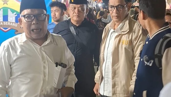 Ketua FKUB Kota Serang KH Matin Syarkowi saat meninjau aktivitas pedagang dan pembeli di Pasar Jedogan, kawasan Royal Baroe, Jumat, 20 Maret 2026