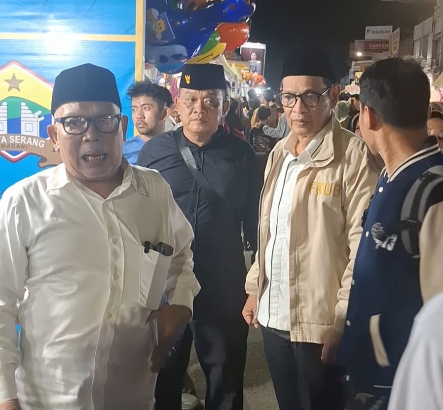 Ketua FKUB Kota Serang KH Matin Syarkowi saat meninjau aktivitas pedagang dan pembeli di Pasar Jedogan, kawasan Royal Baroe, Jumat, 20 Maret 2026