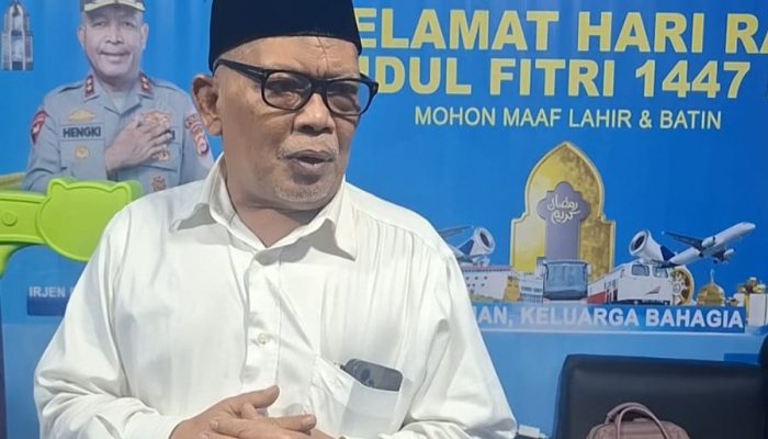 Ketua FKUB Kota Serang saat meninjau Pos Pengamanan Operasi Ketupat di Terminal Pakupatan dan berdialog dengan petugas yang berjaga melayani pemudik, Kamis, 19 Maret 2026