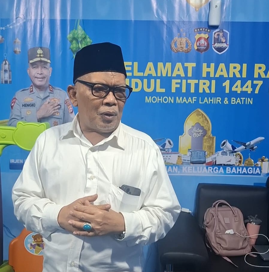 Ketua FKUB Kota Serang saat meninjau Pos Pengamanan Operasi Ketupat di Terminal Pakupatan dan berdialog dengan petugas yang berjaga melayani pemudik, Kamis, 19 Maret 2026